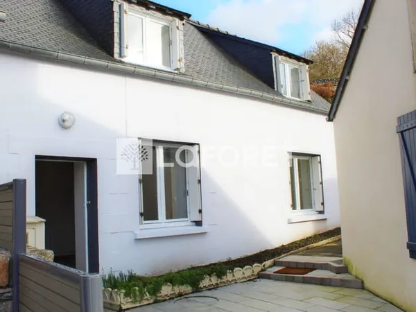 QUEMPER-GUÉZENNEC ? MAISON À LOUER AVEC COUR PRIVATIVE, À PROXIMITÉ DE PONTRIEUX