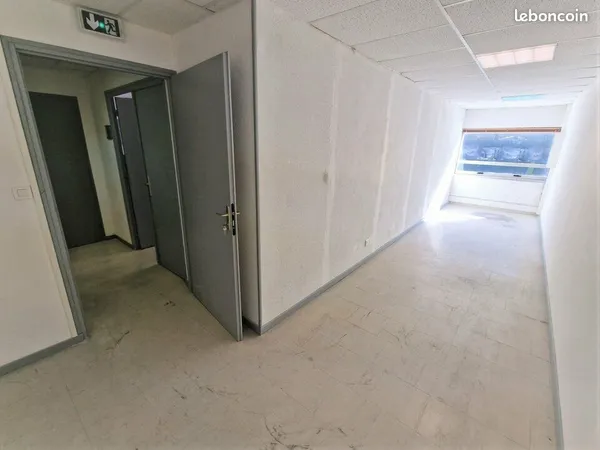 Bureaux 18 m² CARROS