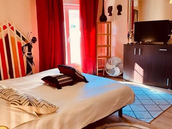 Chambre meublée avec salle de bain et WC privé