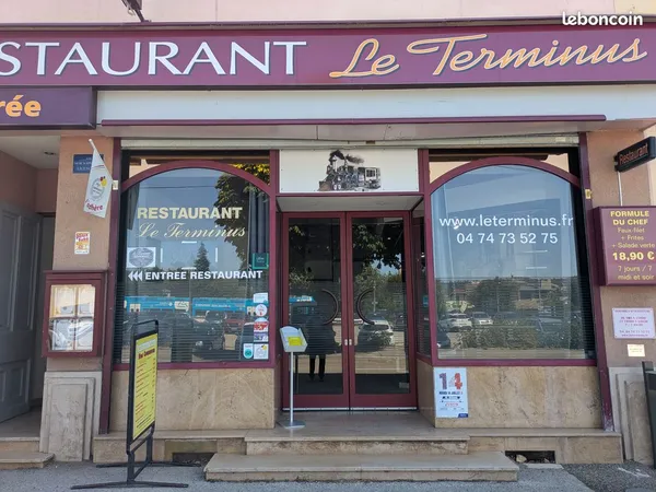 Oyonnax face gare restaurant et murs
