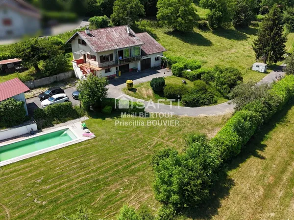 Vue montagne, piscine et fort potentiel