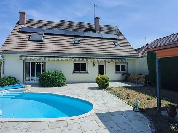Maison familiale 4 chambres avec piscine à proximité de Chal