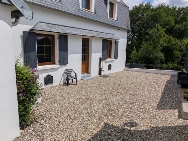 EXCLUSIVITÉ MAISON DE VILLAGE AVEC BEAU JARDIN