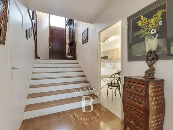 SURESNES - DUPLEX AVEC JARDIN- VOIE PIETONNE ARBOREE-