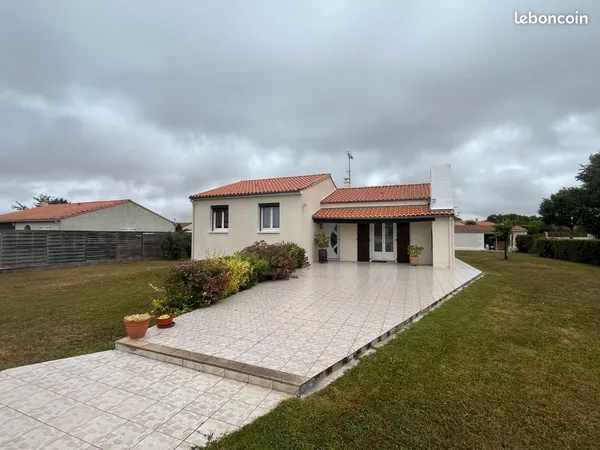 Maison familiale lumineuse de plein pied avec grand terrain et sous-sol semi enterré