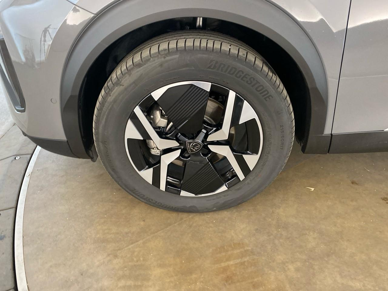 Peugeot 2008 hybrid 145 ch e-dcs6 allure — photo 11