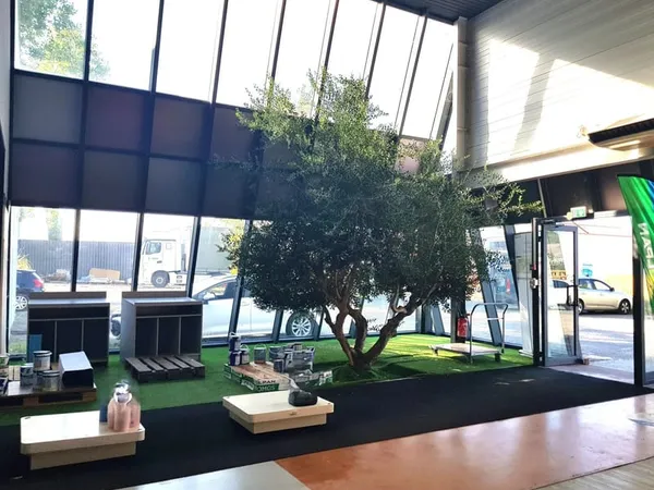 2 locaux commerciaux de 550m2 plus garage et parking