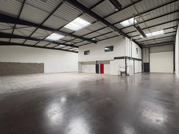 Local d'activité 731 m²