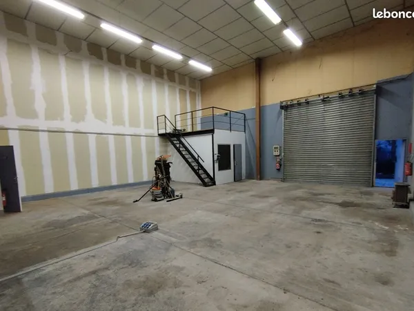 Entrepôt industriel, Local professionnel, Hangar de Stockage