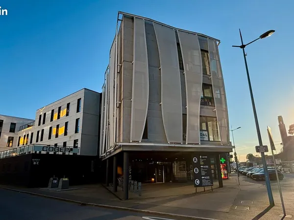 Bureaux 180 m² loués — 6,6 % de rendement — Port de Commerce Brest