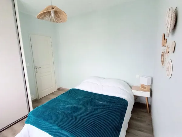 Suite meublée avec SDB et balcon – Villa piscine