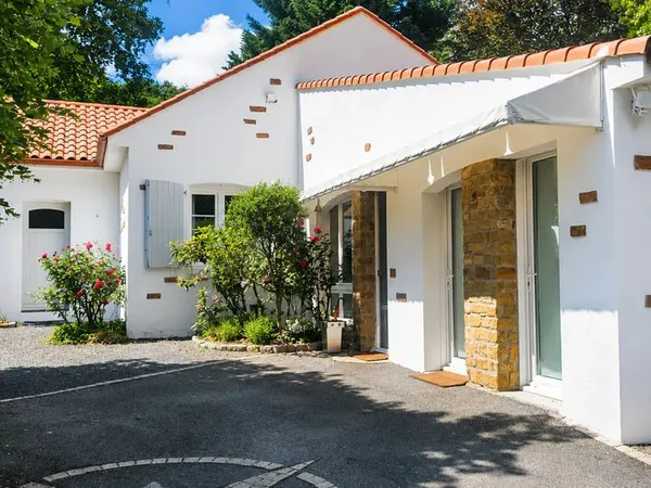Vertou - propriété de caractère - 4 chambres - 639 000 un bien prêt à vivre - calme, espace et jardi