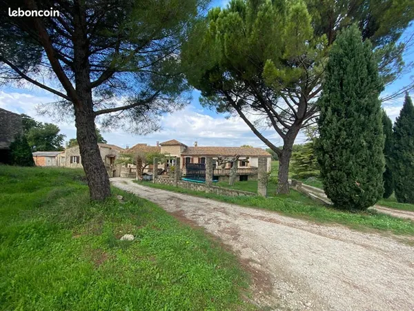 Maison 11 pièces 225 m²