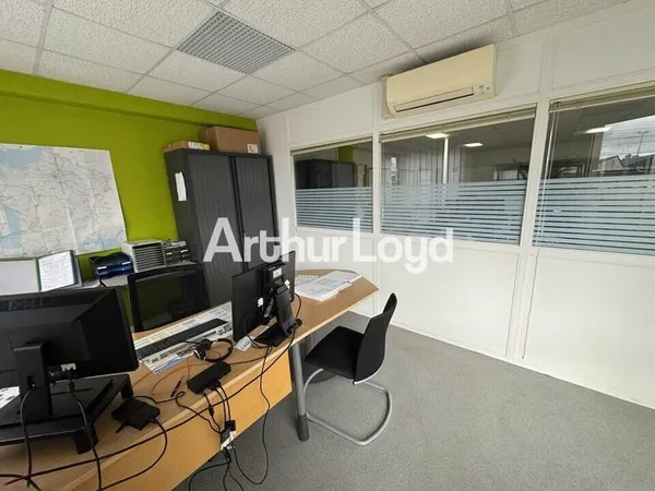 Bureau et espace de travail Location Saint-Pierre-des-Corps 190m² 2520€