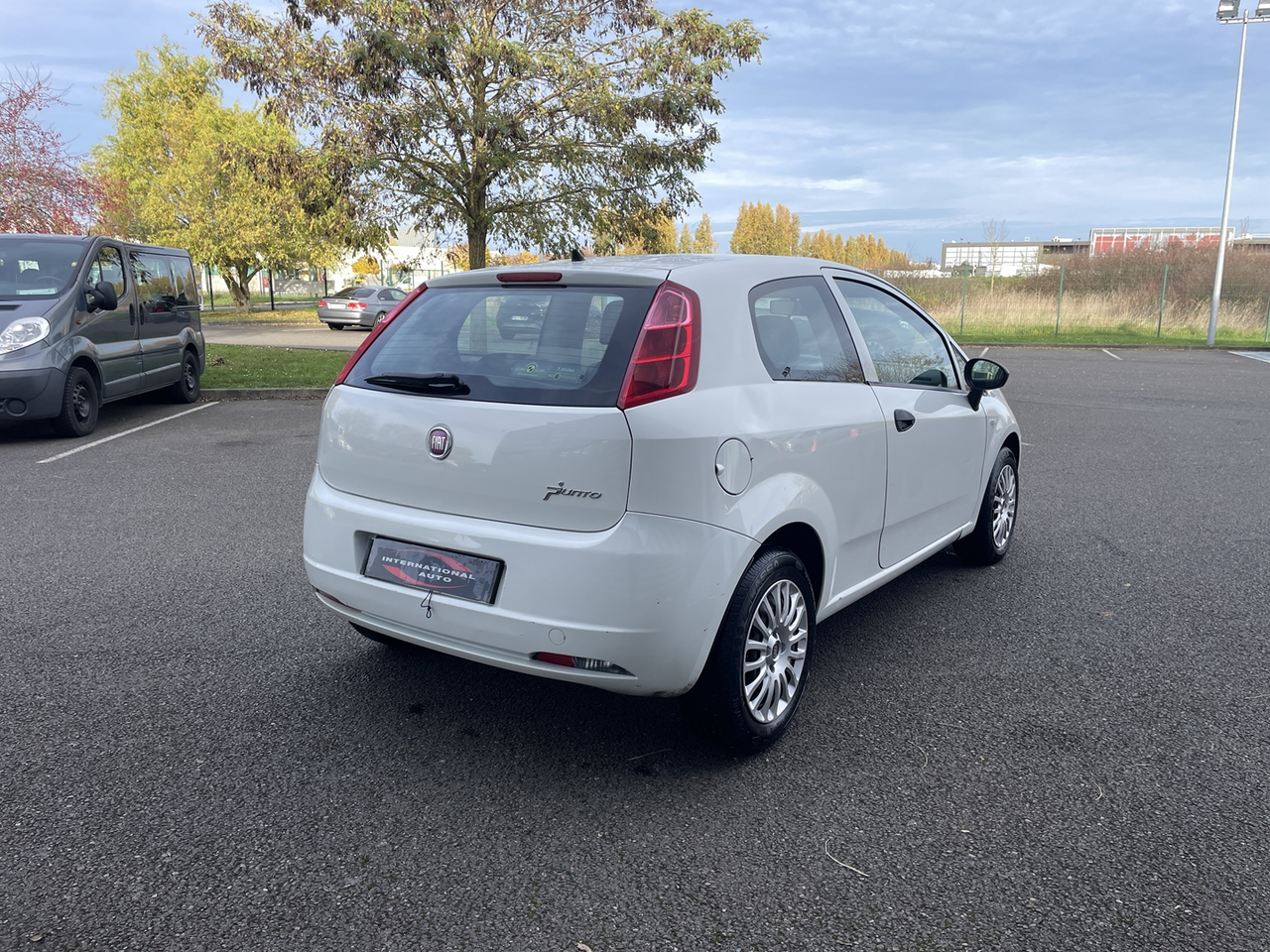 Fiat Grande punto 1.3 MULTIJET 16V 75CH CULT 3P occasion - Diesel - 2010 - 141 048 km - 4 990 € - Auneau (Eure-et-Loir) 992783481093 — photo 2