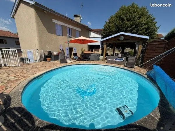 RARE St Marcellin en forez, maison en pierres 225m² centre ville avec terrain et piscine