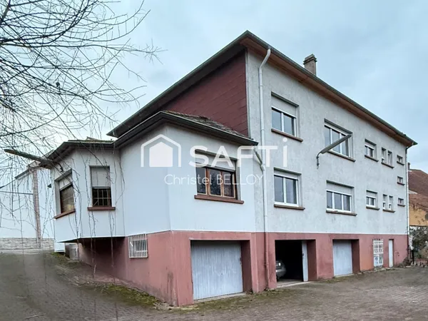 Immeuble composé de 2 appartements et une celleule commerciale.