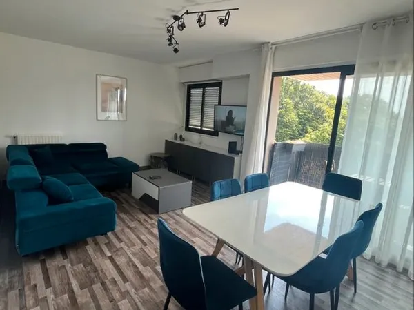 1mn à pied gare-balcon-2 places privées-1 chambre-ascenseur