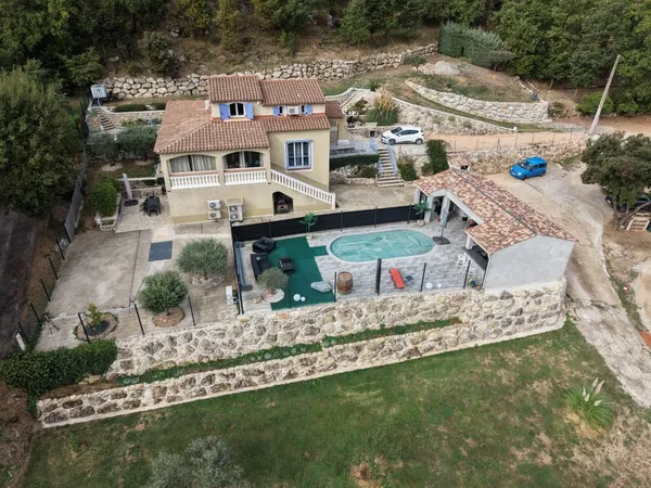 Maison à vendre 7 pièces MONTMEYAN (83)