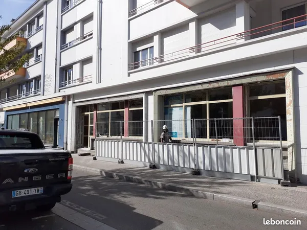 Grand local d'activités pour installer vos bureaux et développer votre activité