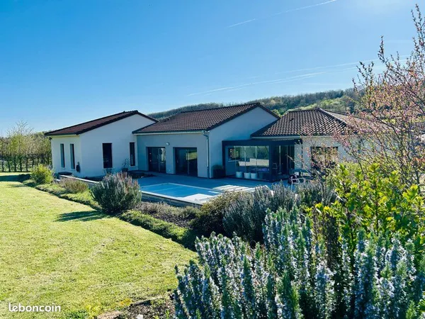 Particulier vend Maison contemporaine avec piscine, vue sur les vignes et sans vis-à-vis - Plottes (