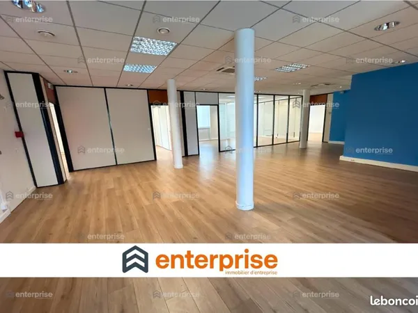 Bureau 210 m²