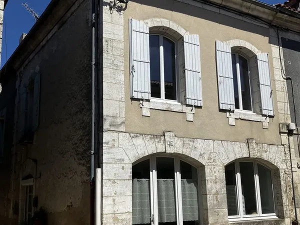 Maison de bourg rénovée 3 chambres centre Lisle, idéal pour investisseur
