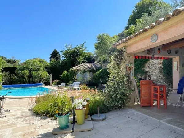 Proche Pont du Gard, villa avec parc paysager, piscine et double garage