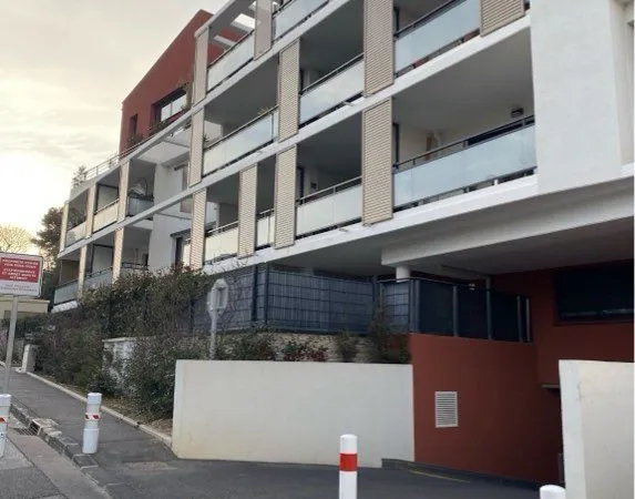 Studio meublé avec jardin +terrasse + parking 850 CC