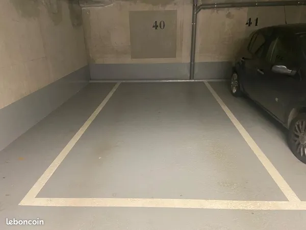 Place de parking spacieuse, couverte et sécurisée, Tram T10 Vallée aux Loups