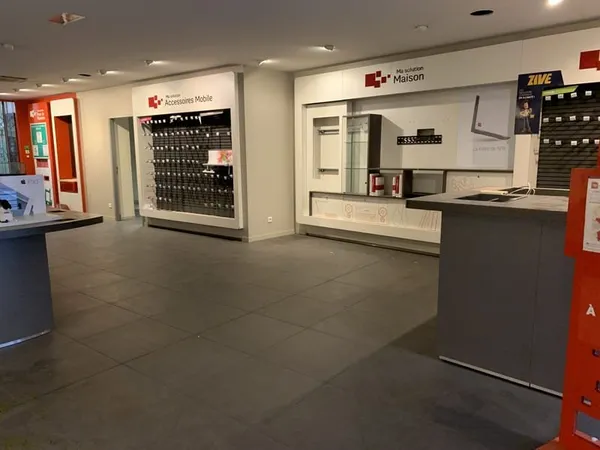 Local commercial 175 m2 Double entrée rue / galerie