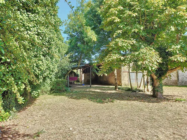 Terrain avec chai à rénover au centre de Pisany sur environ 1600 m² de terrain constructible