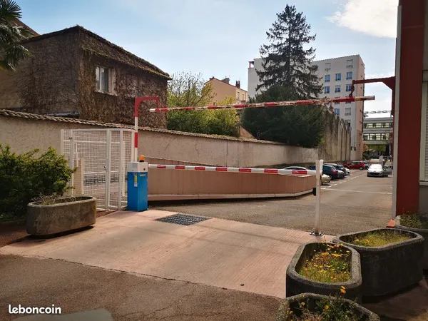 Parking extérieur - Gratte-Ciel