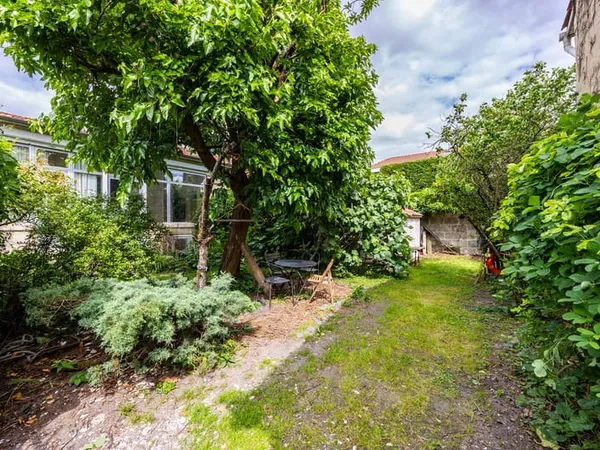 MAISON DE PLAIN PIED AVEC BEAU JARDIN ET STATIONNEMENT CAUDE