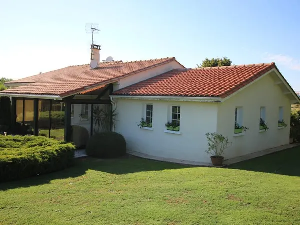 Maison familiale avec grand parc clos et dépendance aménagea