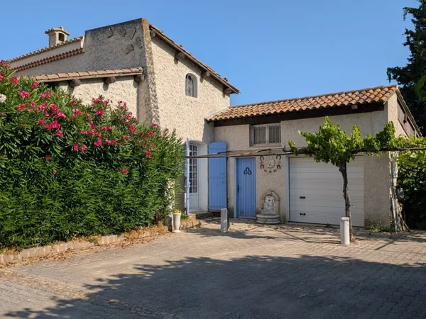 Maison avec dépendance, piscine et terrain de 950 m²