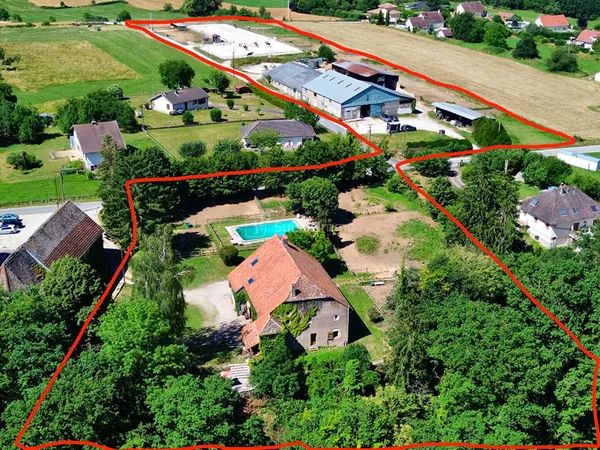 CENTRE ÉQUESTRE + DEMEURE DE CARACTERE. DOMAINE D'EXCEPTION AUX PORTES DE BESANCON. POTENTIEL TOURIS