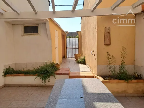 a vendre maison de village rénovée avec grande cour