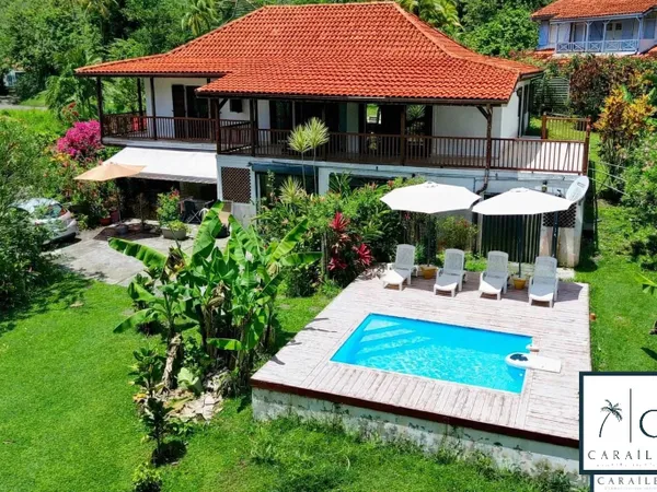 Villa de 210 m² sur deux niveaux avec piscine et jardin de 2 400 m²