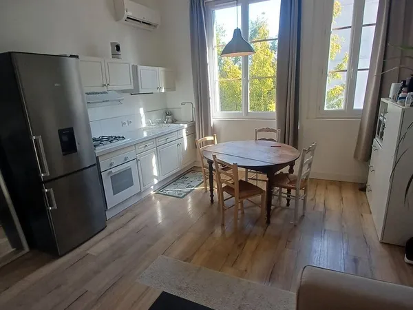 Jolie t3 50m2 meuble climatise 3 em etage lumineux