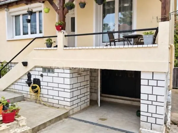 Maison individuelle 5 chambres avec sous-sol, jardin et stationnement