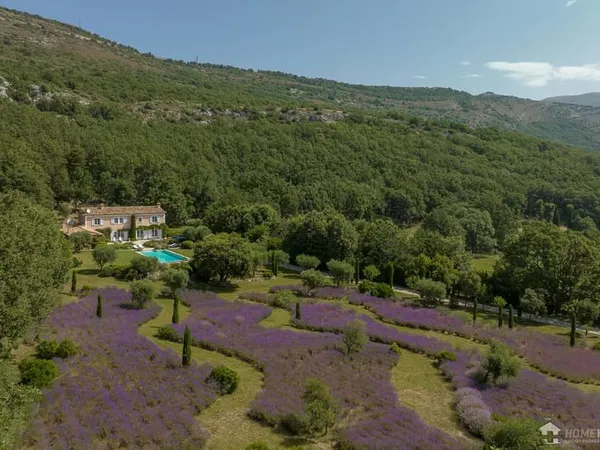 À vendre : propriété exceptionnelle en bordure de parc paysager de plus de 5 acres, conçue par le pa