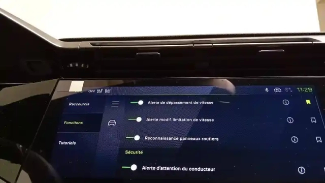Peugeot 308 sw hybrid 145 e-dcs6 — photo 11