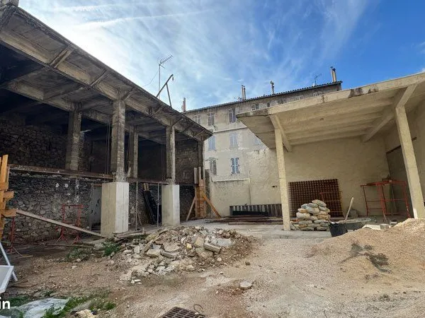 Lot 11 appartements + 8 parking