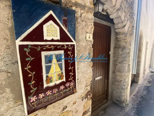 Lezan, charmante maison du XIIeme siècle de village en pierr