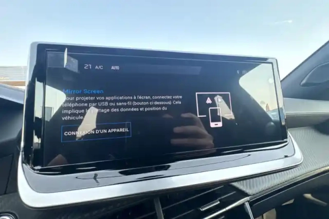 Peugeot 2008 hybrid 145 e-dcs6 — photo 20
