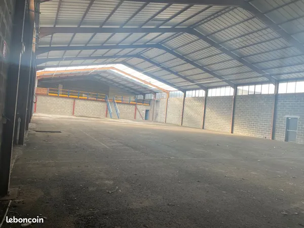 Local 1 955 m² atelier industriel + parking 1 300 m² DIVISIBLE