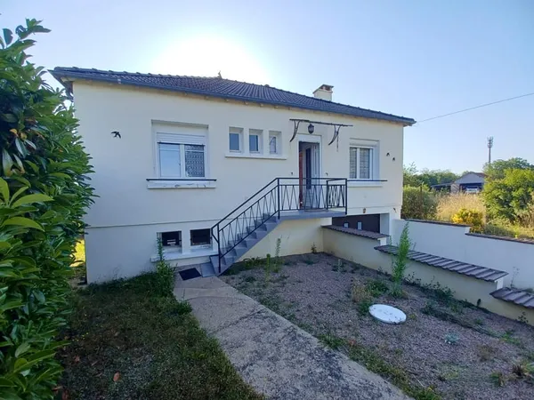 Pavillon élevé sur sous sol , indépendant, accès commerces,