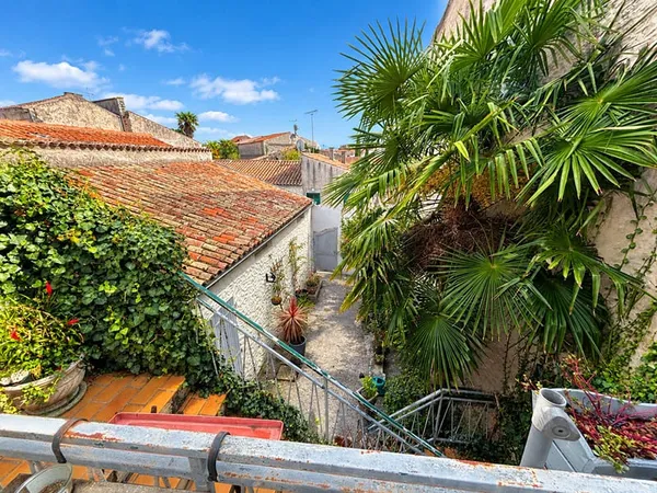 Au coeur du bourg historique, maison de 106 m² avec garage et cour privative