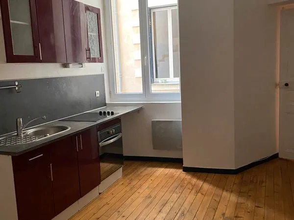 Grand T2 avec cachet rénové centre Nantes quartier Décré